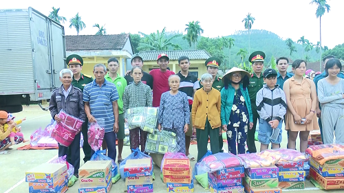 Đoàn tình nguyện Tỉnh Kiên Giang tặng 100 suất quà.