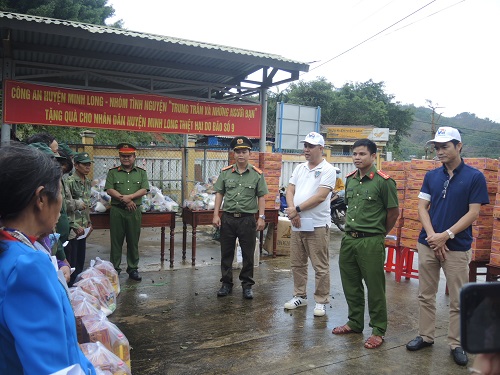 Góc Thông Tin: Phòng công tác chính trị Công an tỉnh trao quà hỗ trợ bà con Nhân dân xã Long Môn và thôn Hà Liệt, xã Long Hiệp