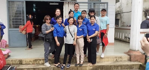 Huyện Đoàn phối hợp với nhóm thiện nguyện Thành phố Đà Nẵng tặng quà cho Nhân dân