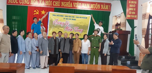 Công an huyện tiếp tục làm cầu nối giữa các đoàn thiện nguyện và bà con vùng cao huyện Minh Long.