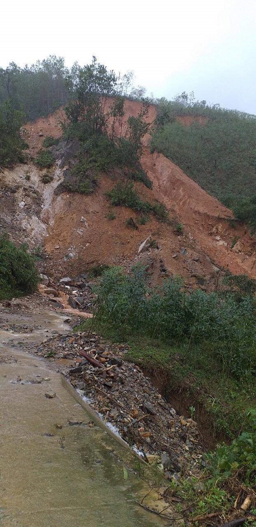 Mưa lớn gây sạt lở nhiều tuyến đường trên địa bàn huyện Minh Long