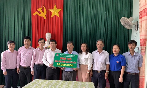 Ngân hàng chính sách xã hội tỉnh Quảng Ngãi hỗ trợ 20 triệu đồng cho huyện Minh Long khắc phục thiệt hại sau cơn bão số 9