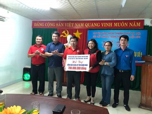 Đoàn công tác huyện Ứng Hòa Thành phố Hà Nội tặng quà cho bà con huyện Minh Long .