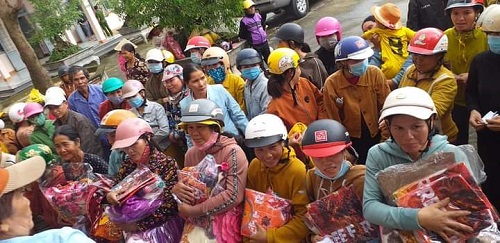 Đoàn Công ty Thiên Long và nhóm từ thiện Bông Sen Thành phố Quảng Ngãi tặng quà cho bà con xã Long Sơn bị ảnh hưởng cơn bão số 9.