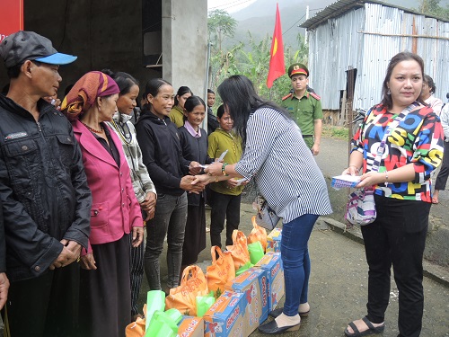 Công an huyện Minh Long giúp đỡ nhân dân thôn Gò Tranh, xã Long Sơn