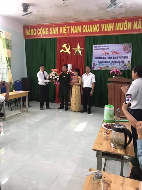 Đảng uỷ, Ban CHQS huyện Minh Long thăm, chúc mừng ngày Nhà giáo Việt Nam 20/11/2020