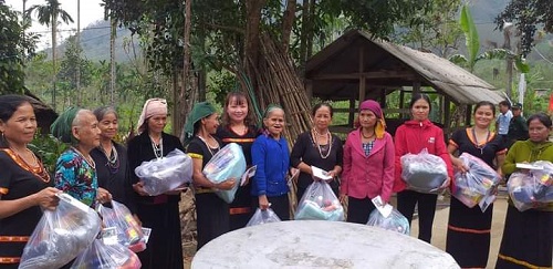 Nhóm thiện nguyện đến từ Thành phố Hồ Chí Minh tặng quà cho bà con thôn Đồng Tròn và Gò Tranh xã Long Sơn huyện Minh Long.