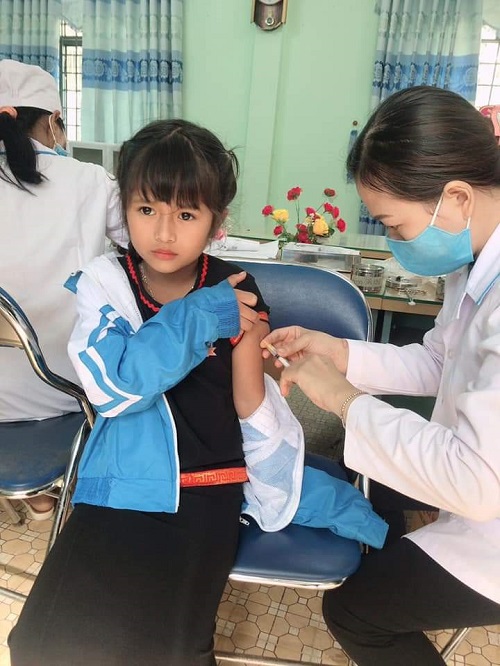 Trung tâm y tế huyện Minh Long tổ chức chiến dịch tiêm vắc xin bạch hầu - uốn ván cho trẻ 7 tuổi sinh năm 2013 (Khối lớp 2) tại các điểm trường trên địa bàn huyện