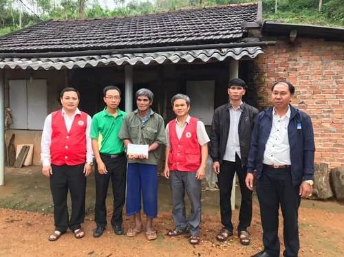 Công ty CP phân bón và hóa chất dầu khí Miền Trung tặng quà cho bà con xã Long Mai bị ảnh hưởng cơn bão số 9.