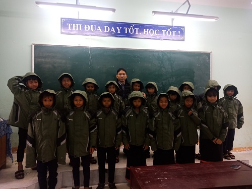 Huyện Đoàn tặng áo ấm cho học sinh tại các điểm trường tại huyện