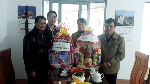 Lãnh đạo huyện Minh Long thăm, tặng quà cho chi hội Tin lành nhân dịp Lễ Giáng sinh năm 2020.