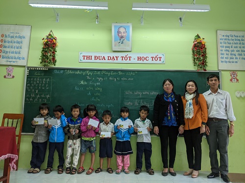 Tặng quà cho cho các em có hoàn cảnh đặc biệt khó khăn tại thôn Gò Nay xã Long Sơn