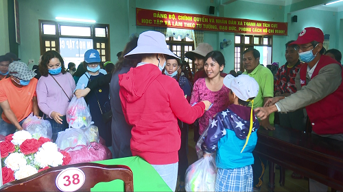 Hội CTĐ tỉnh Quảng Ngãi tặng quà cho người nghèo huyện Minh Long