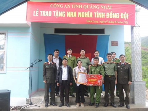 Công an tỉnh Quảng Ngãi trao căn nhà “Nghĩa tình đồng đội” cho gia đình đồng chí Thượng úy Đinh Văn Chính - Công an xã Long Sơn, huyện Minh Long.