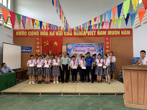 Huyện đoàn phối hợp với Đoàn trường THPT Bình Sơn tặng quà cho học sinh