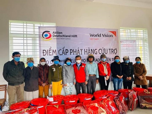 Hội Chữ thập đỏ huyện Minh Long phối hợp với Hội CTĐ xã Long Môn tổ chức tiếp nhận và cấp 220 suất quà cho bà con thôn Làng Trê và thôn Làng Giữa, xã Long Môn