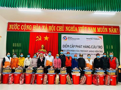 Hội Chữ thập đỏ huyện phối hợp với Chương trình vùng huyện cùng Hội CTĐ và BQL Chương trình vùng xã Long Mai và Long Sơn cấp quà cho bà con trên địa bàn xã.