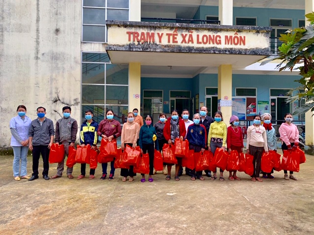Trung tâm Y tế huyện Minh Long tặng quà Tết cho người nghèo xã Long Môn