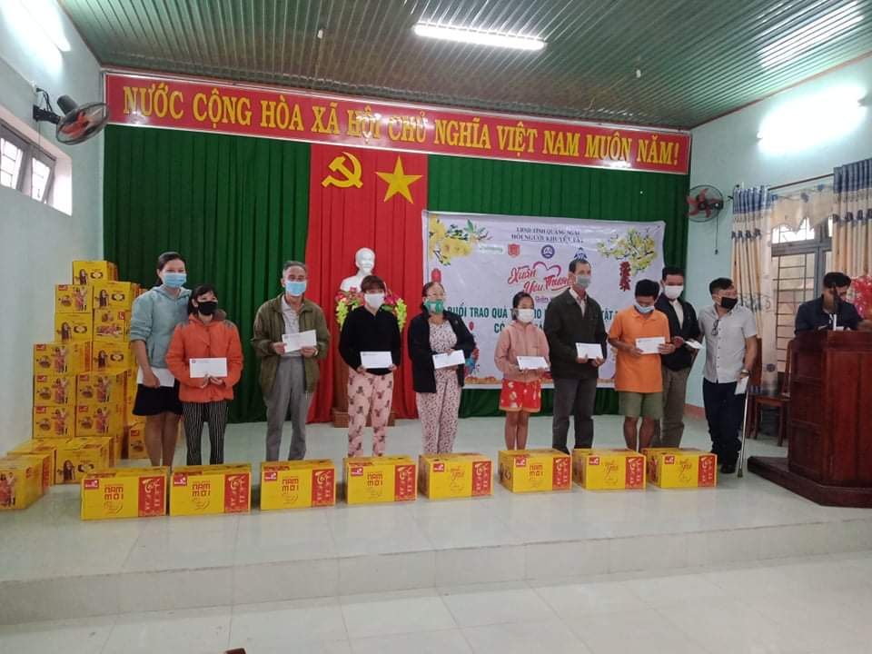 Tặng quà cho người khuyết tật huyện Minh Long nhân dịp Tết Nguyên đán Tân Sửu năm 2021.
