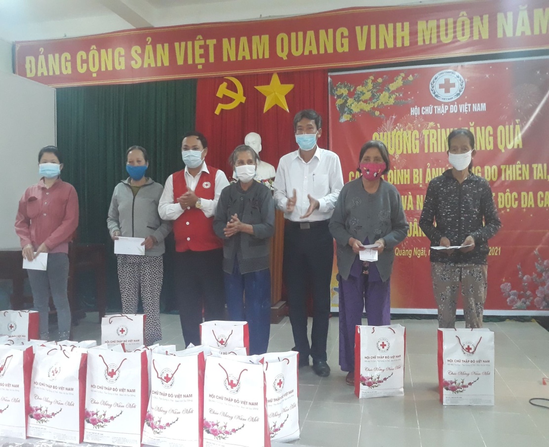Hội Chữ thập đỏ Quảng Ngãi trao tặng 100 suất quà Tết tại huyện Minh Long