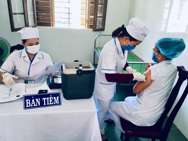 Trung tâm Y tế huyện Minh Long triển khai tiêm chủng vắc xin phòng Covid-19 đợt I/2021 an toàn