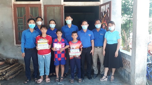Tặng quà cho học sinh có hoàn cảnh đặc biệt khó khăn tại xã Long Sơn