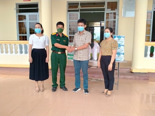 HĐND huyện Minh Long: Tặng nhu yếu phẩm cho lực lượng phòng chống dịch Covid – 19