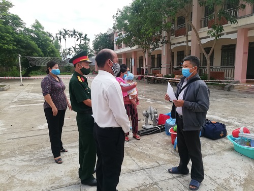 Huyện Minh Long trao Giấy chứng nhận hoàn thành thời gian cách ly tập trung (đợt 1/2021) cho 06/12 công dân được cách ly y tế tại Trung tâm giáo dục nghề nghiệp - Giáo dục thường xuyên huyện Minh Long