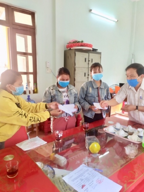Trung tâm Y tế huyện Minh Long tổ chức cấp phát tiền hỗ trợ theo Nghị định 39/2015/NĐ-CP đợt I.2021