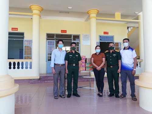 Những tấm lòng nhân ái cùng chung tay tiếp sức cho các lực lượng làm nhiệm vụ tại Khu cách ly y tế tập trung huyện Minh Long và công dân được cách ly y tế tập trung phòng, chống dịch covid-19