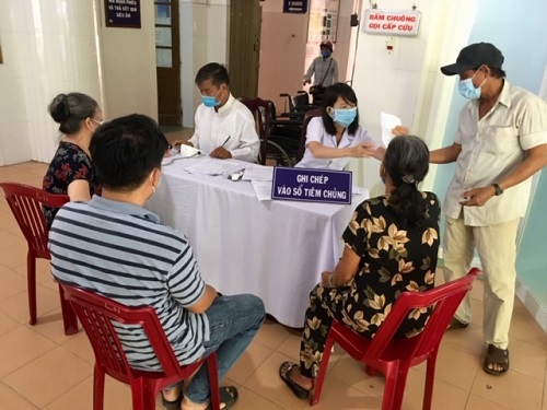 Huyện Minh Long triển khai công tác tiêm chủng vắc xin phòng COVID-19 tại điểm tiêm Trạm y tế xã.