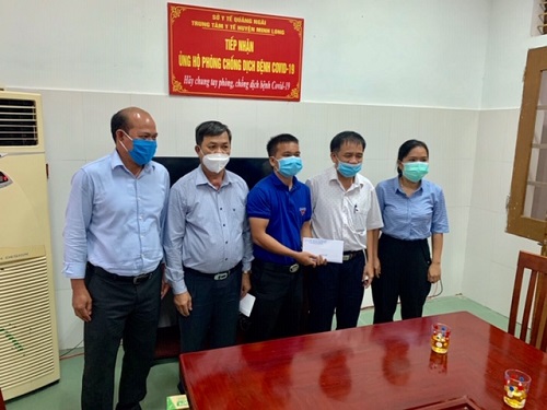 Lãnh đạo huyện tặng quà cho Bác sỹ tham gia chống dịch tại Thành phố Hồ Chí Minh