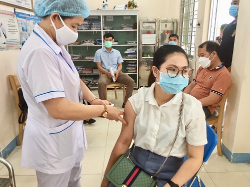Huyện Minh Long triển khai tiêm chủng vắc xin phòng COVID-19 mũi 2 đợt 5 tại điểm tiêm Trạm y tế xã.