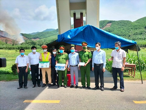 UVBTV Tỉnh ủy phụ trách địa bàn huyện Minh Long kiểm tra công tác phòng, chống dịch covid-19 tại huyện Minh Long.