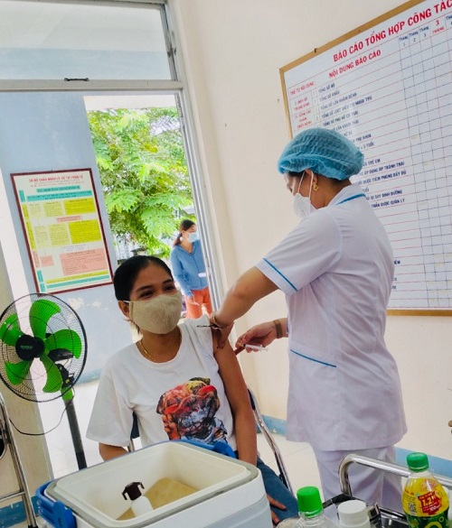 Huyện Minh Long hoàn thành xong 2 đợt (đợt 16 và đợt 17) tiêm chủng vắc xin phòng COVID-19 tại điểm tiêm Trạm y tế xã.