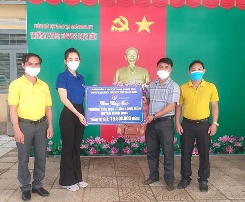 Đoàn Khối CCQ & DN tỉnh và Đoàn TN Bưu điện tỉnh thăm tặng quà trường PTDTBT TH &THCS Long Môn