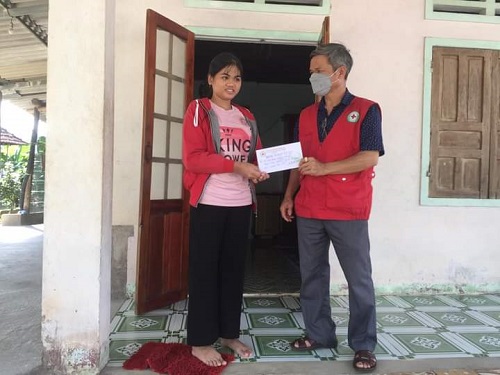Hội Chữ thập đỏ huyện Minh Long và Hội xã Long Hiệp phối hợp tặng quà cho học sinh mắc bệnh hiểm nghèo