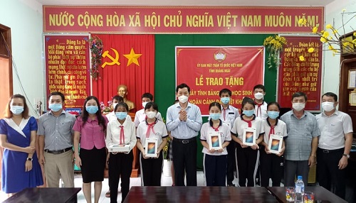 UBMTTQVN tỉnh trao tặng máy tính cho học sinh có hoàn cảnh khó khăn tại huyện Minh Long