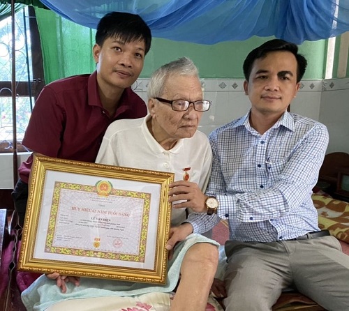 Huyện ủy Minh Long: Lễ trao huy hiệu 65 tuổi Đảng.