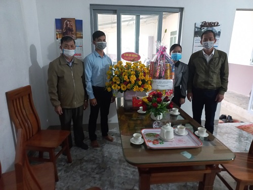 Lãnh đạo huyện thămChi hội Tin lành Minh Long nhân dịp lễ giáng sinh .