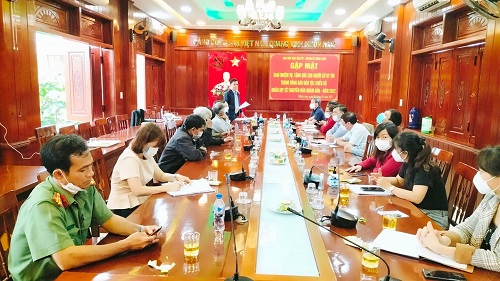 Ban Dân vận tỉnh ủy, huyện ủy Minh Long gặp mặt, giao nhiệm vụ, tặng quà cho người có uy tín trong đồng bào dân tộc thiểu số nhân dịp tết Nguyên đán Nhâm Dần năm 2022.