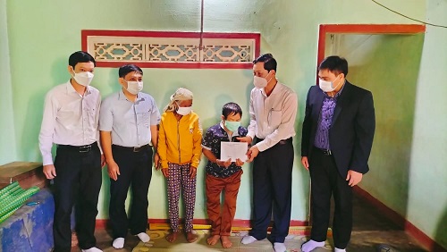 Ông Võ Thanh An Chủ tịch Uỷ ban MTTQ Việt Nam tỉnh thăm, tặng quà Tết các gia đình chính sách, hộ nghèo trên địa bàn huyện Minh Long.