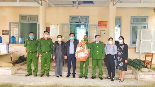 Lãnh đạo huyện tặng quà, chúc tết các xã Long Sơn, Long Mai và các gia đình chính sách tiêu biểu.