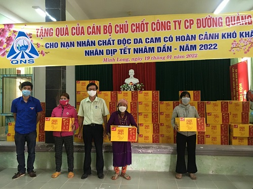 Công ty CP Đường Quảng Ngãi tặng quà Tết cho nạn nhân chất độc da cam tại Minh Long