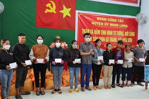 Thăm, tặng quà người dân thôn Gò Tranh, xã Long Sơn