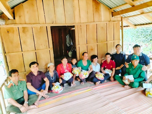 Lãnh đạo huyện làm công tác dân vận tại thôn Gò Tranh trên, xã Long Sơn