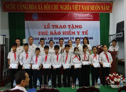 Tặng thẻ bảo hiểm y tế cho học sinh tại trường THCS Long Sơn