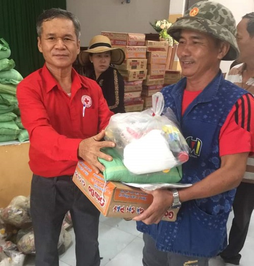 Hội Chữ thập đỏ huyện Minh Long tổ chức tiếp nhận và tặng 200 suất quà cho bà con 2 thôn Làng Trê và Làng Ren xã Long Môn