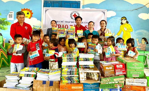 Hội Chữ thập đỏ tỉnh Quảng Ngãi, Hội Chữ thập đỏ huyện Minh Long phối hợp cùng Công ty Cổ phần Thực phẩm Dinh dưỡng Nutifood tổ chức Chương trình thăm tặng quà cho các em vùng cao