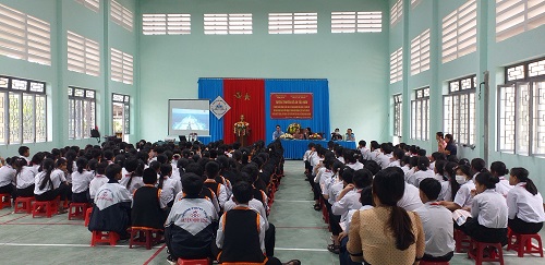 Tổ chức tuyên truyền nâng cao hiểu biết về sức khỏe sinh sản Vị thành niên, phòng chống tảo hôn và hôn nhân cận huyết thống cho học sinh tại Trường PTDTNT-THCS huyện Minh Long